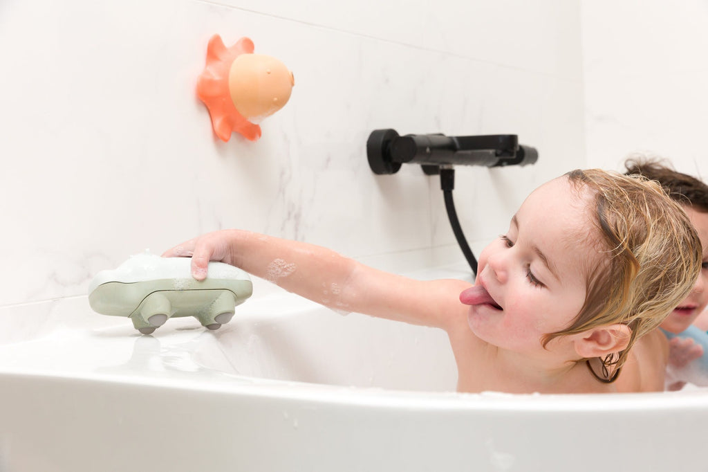 L'importance du jeu dans le bain pour le développement des bébés