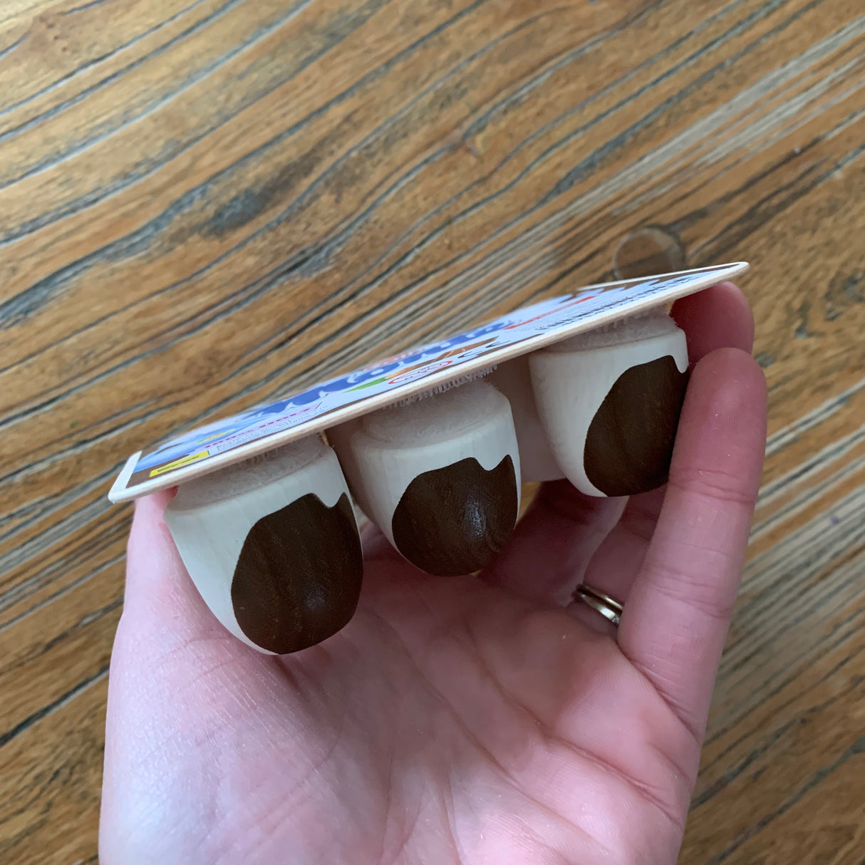 Yaourt au chocolat en bois pour dinette