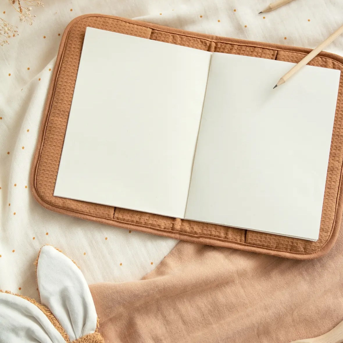 Protège carnet de santé nid d'abeille Poema - Caramel