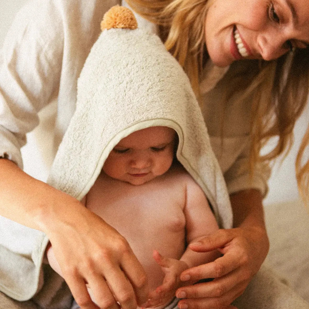 Cape de bain bébé pompon sage green So Cute
