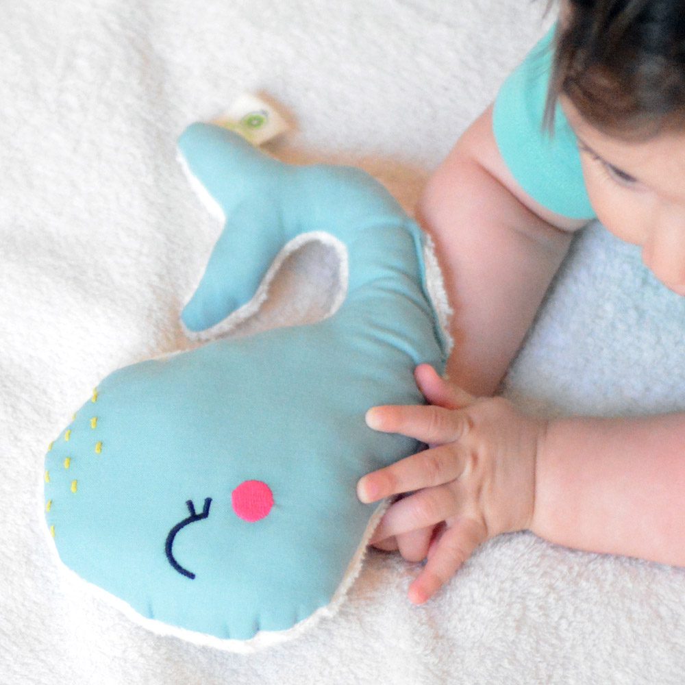 Hochet doudou baleine en coton bio