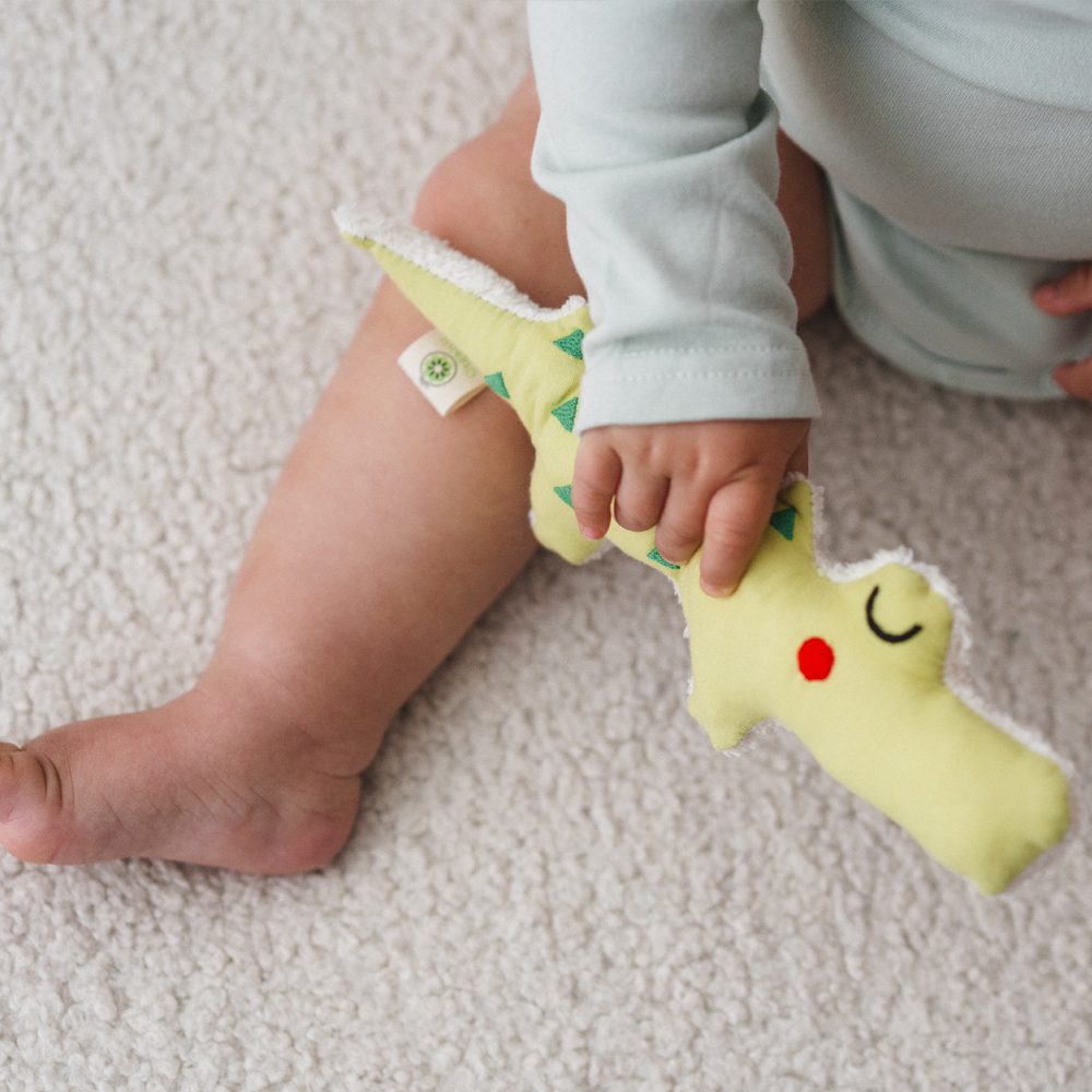 Hochet doudou crocodile en coton bio
