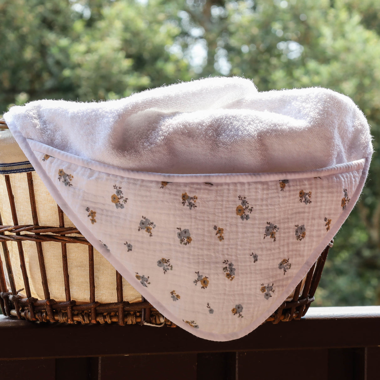 Cape de bain petites fleurs bleu et marron