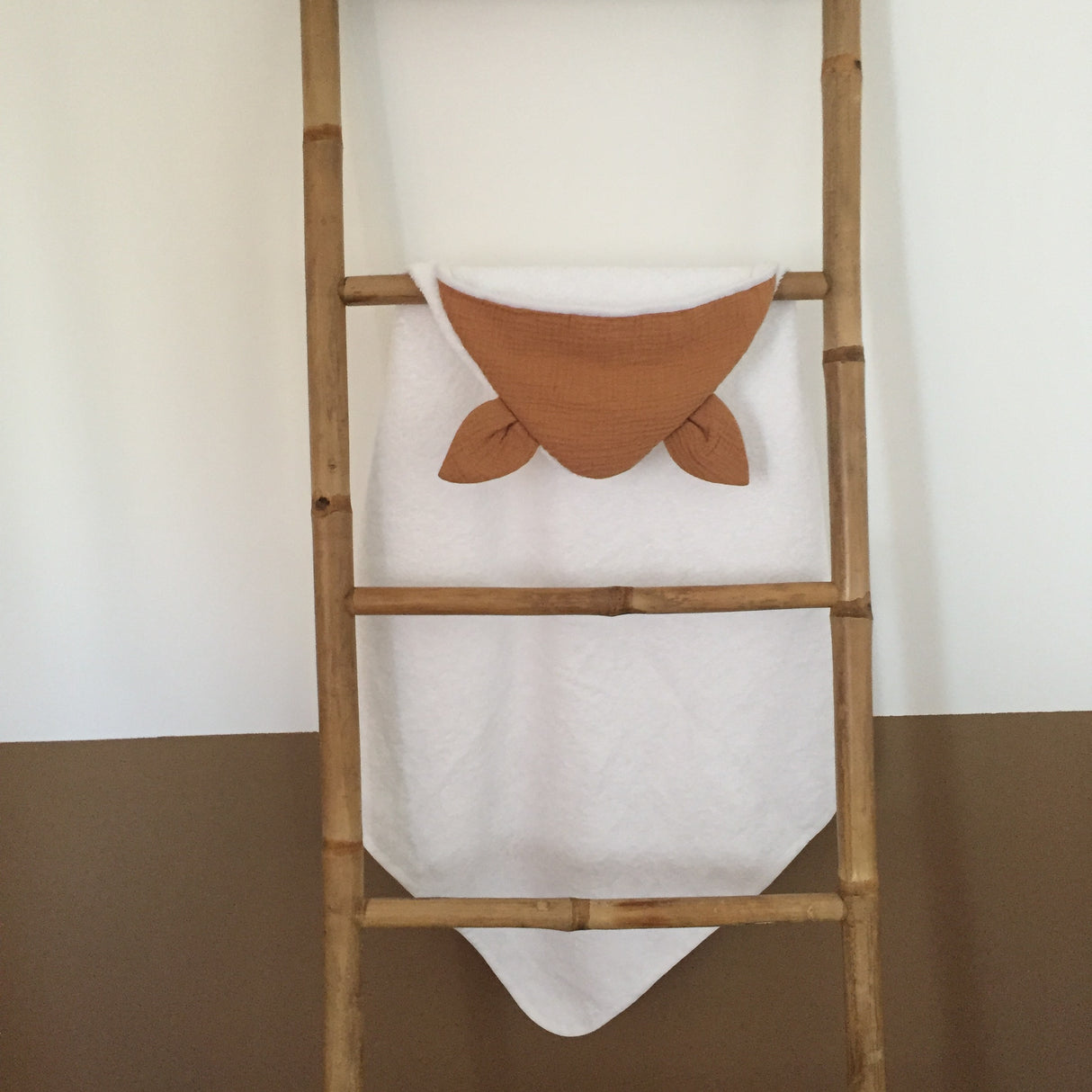 Cape de bain oreilles camel