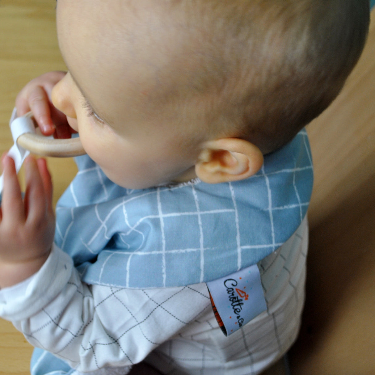 Bavoir carreaux bleus