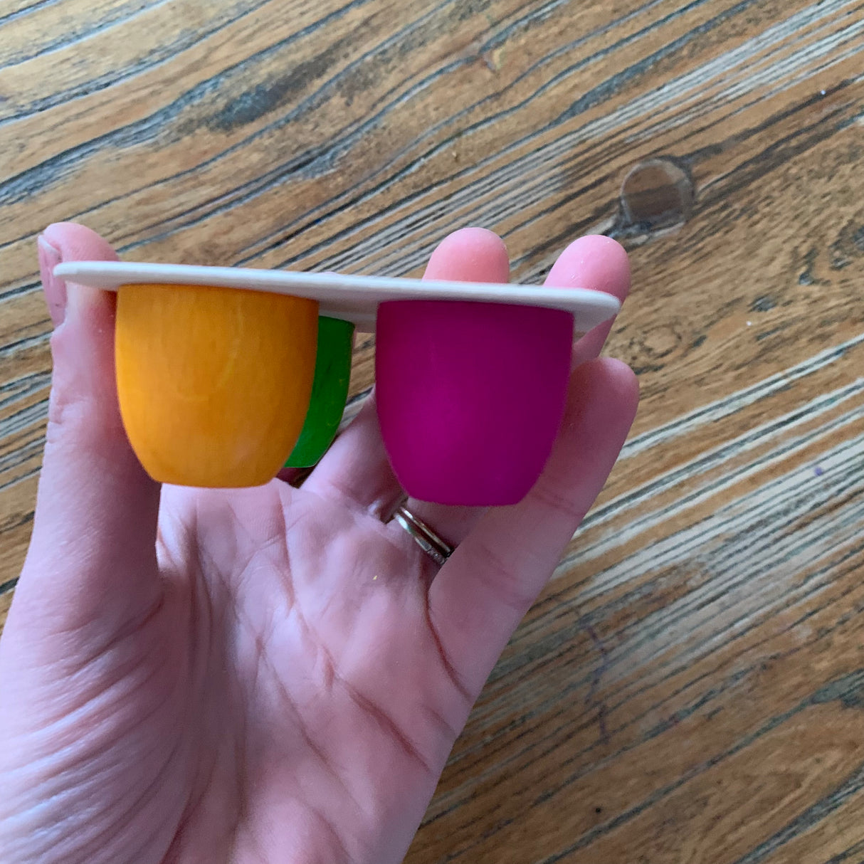 Petits suisses aux fruits en bois pour dinette