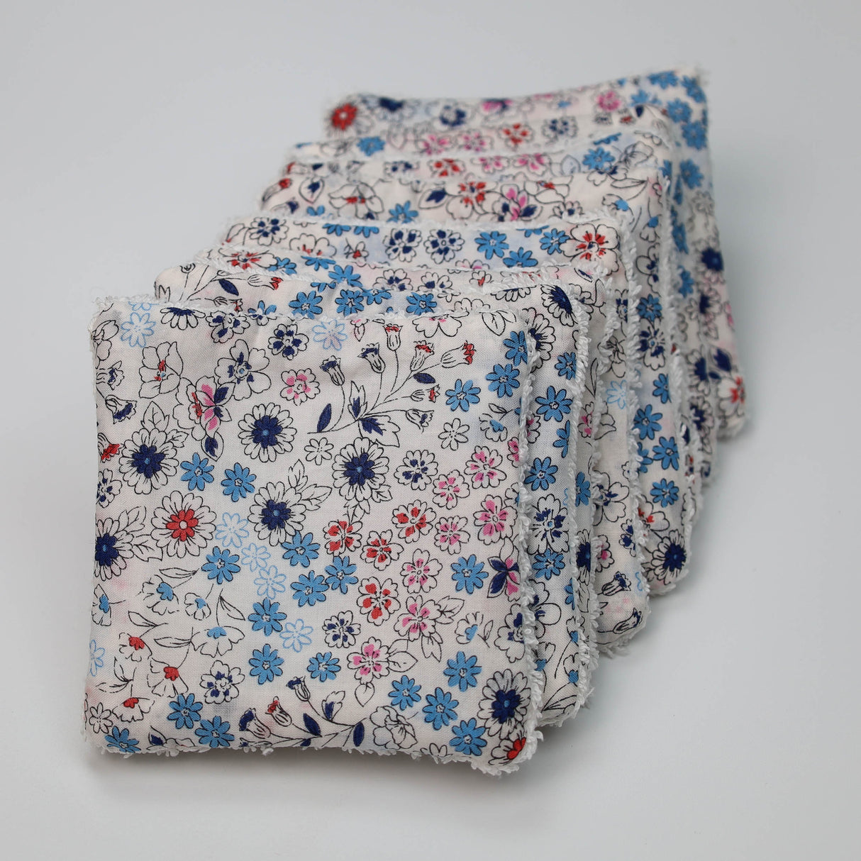 Lingettes lavables fleurs blanches et bleues