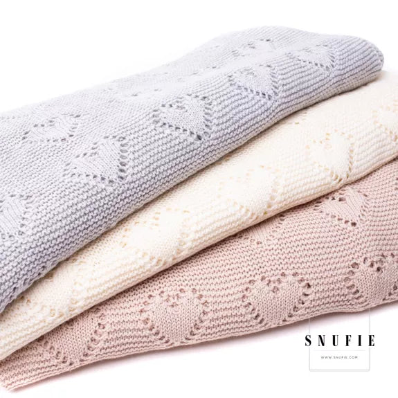 Couverture bébé mi saison tricot coeur blanc