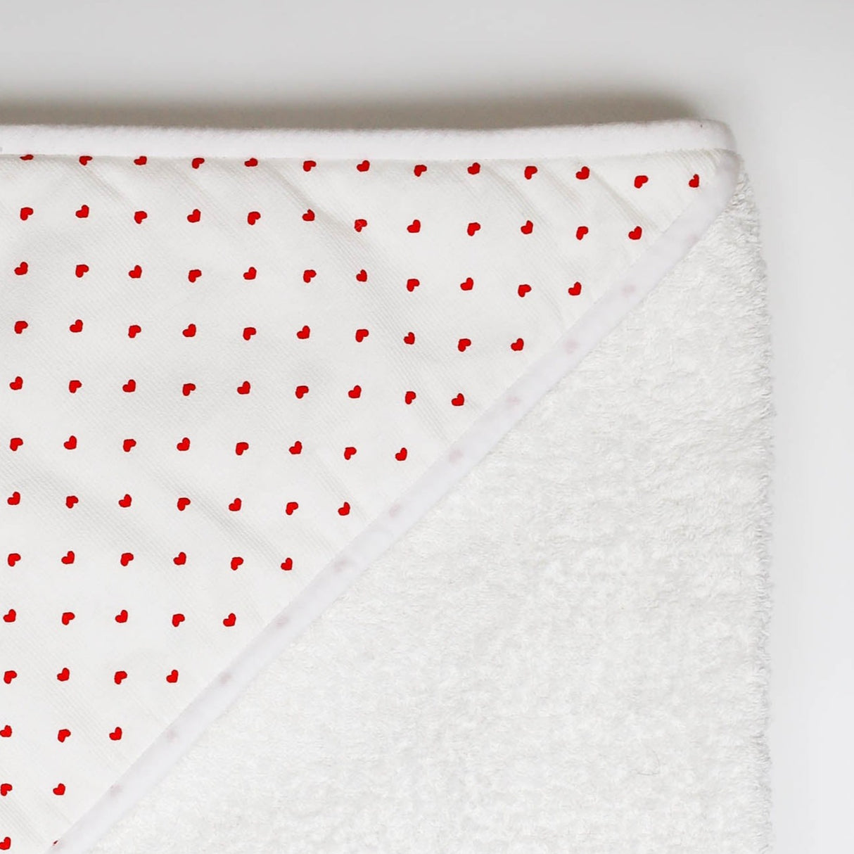 Cape de bain petits coeurs rouge