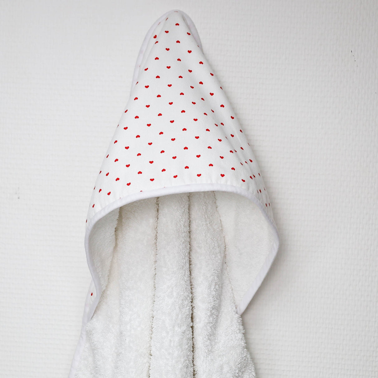Cape de bain petits coeurs rouge