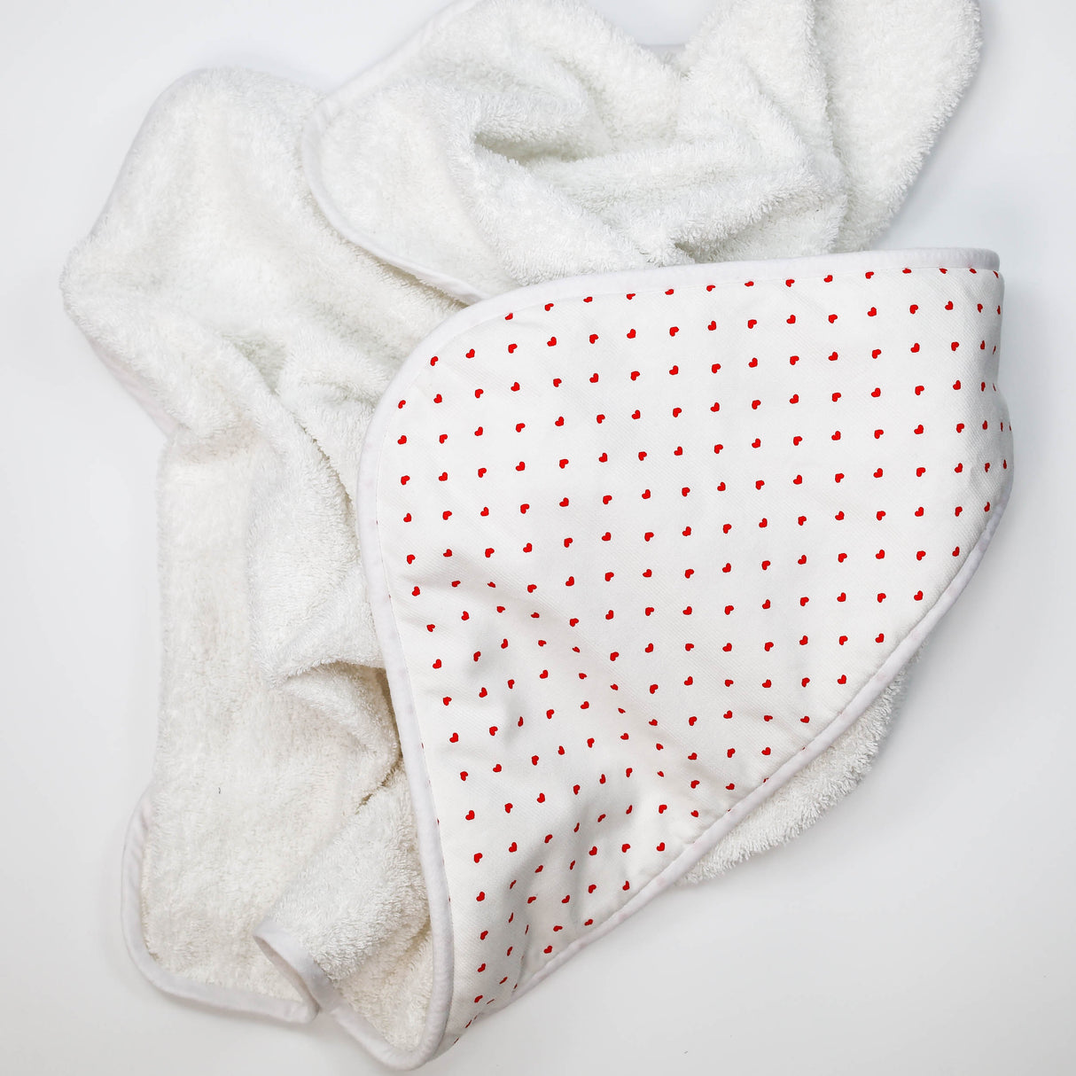 Cape de bain petits coeurs rouge