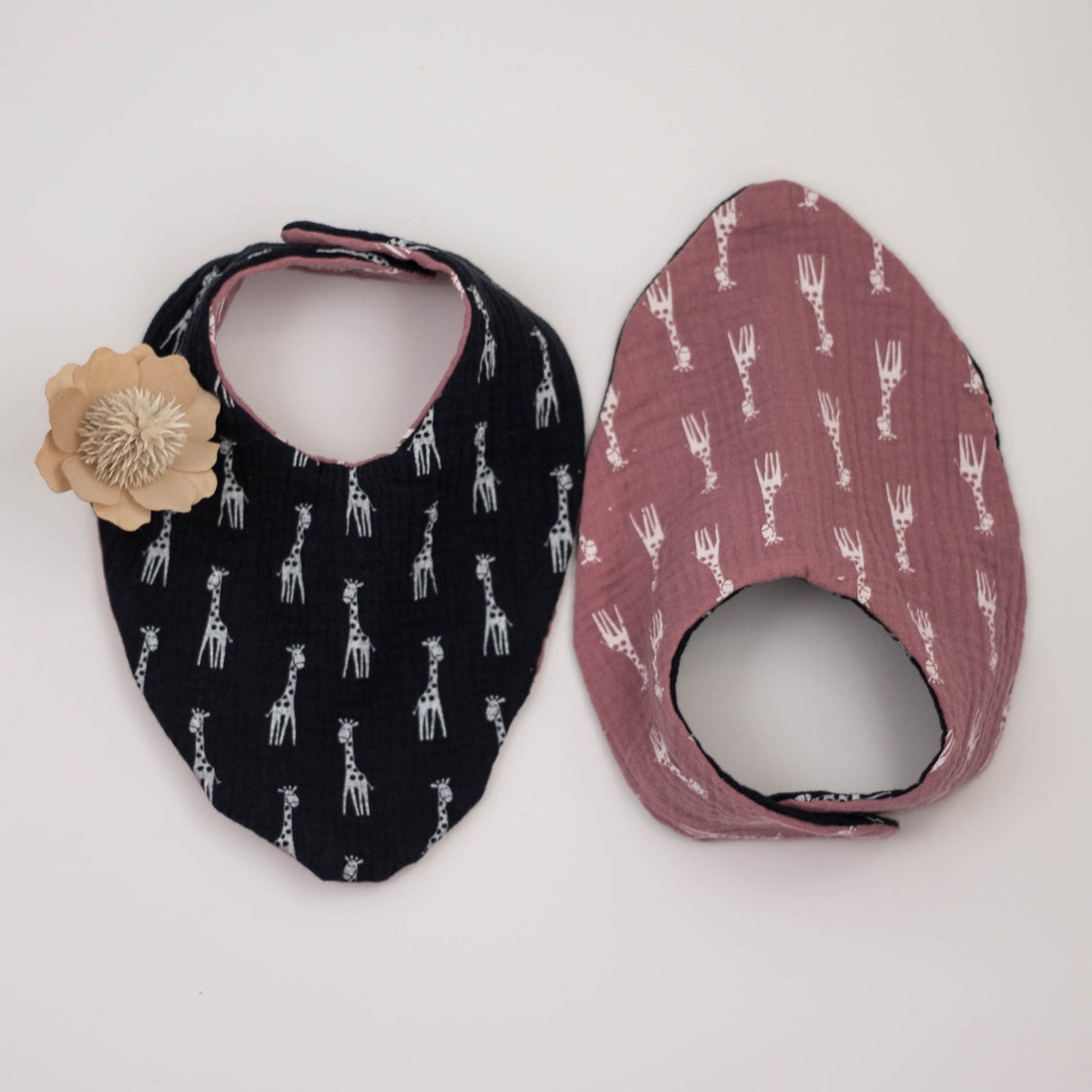 Bandana réversible girafe bleu marine - rose pâle