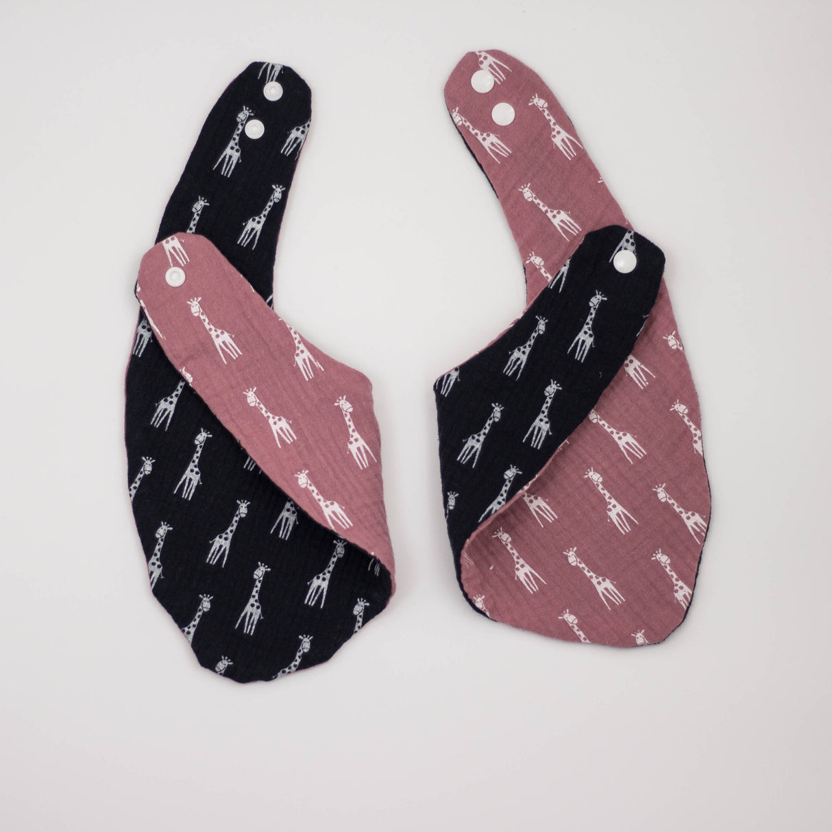 Bandana réversible girafe bleu marine - rose pâle