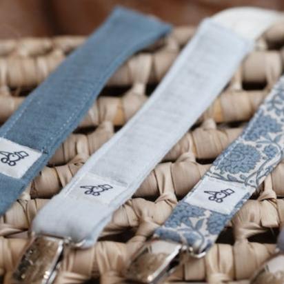 Attache tétine gaze de coton bleu artic