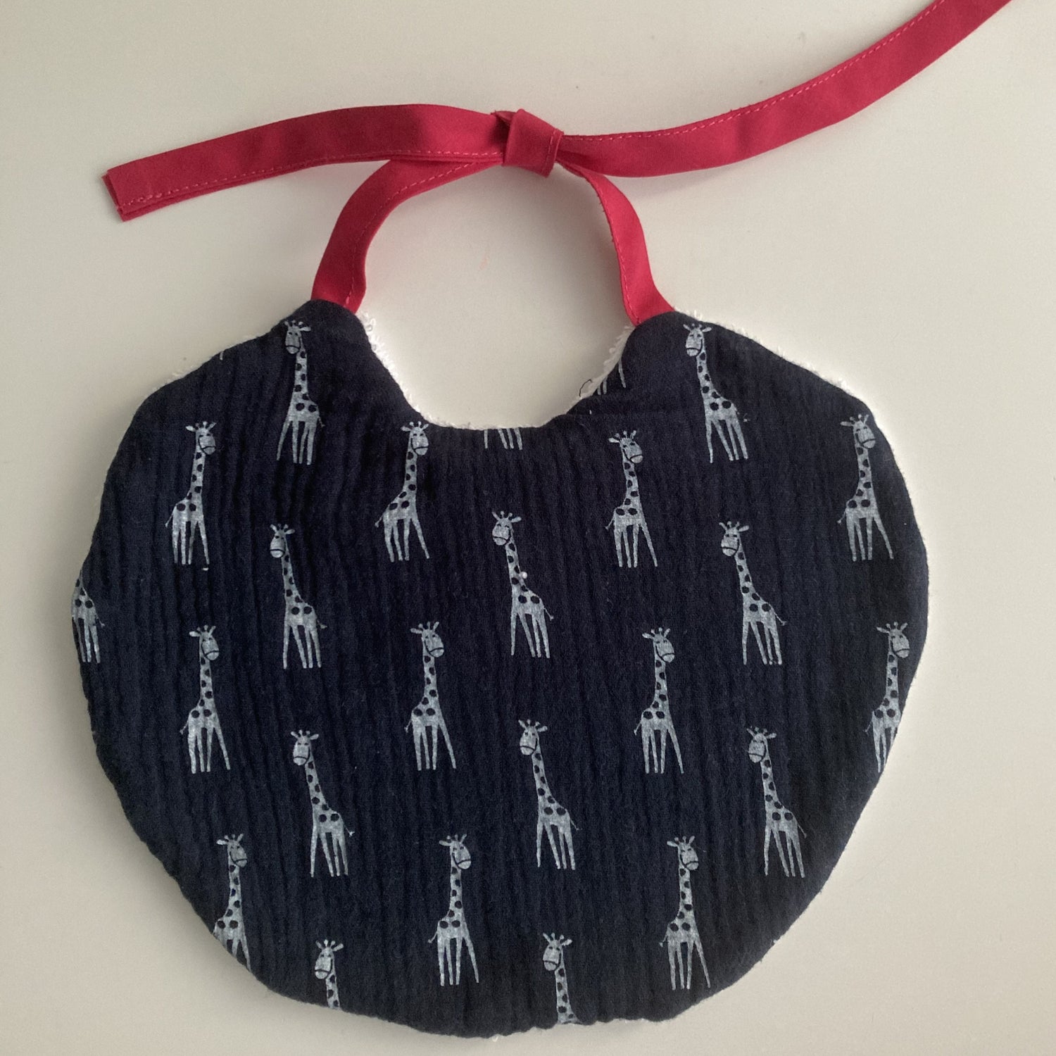 Bavoir girafe bleu marine