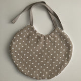 Bavoir taupe pois blanc