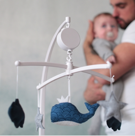 Mobile bébé musical Baleine en coton bio Vague - Pouce et Lina